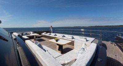 TWILIGHT 18 Main deck forward