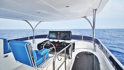 JOHNSON 80' FLYBRIDGE W/HYDRAULIC PLATFORM  32 Helm area   