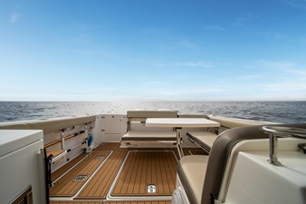 2019 Pursuit DC 325 Dual Console 30 
