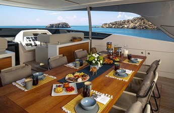 Dinaia SAN LORENZO SL 106 28 Upper deck dining table port view