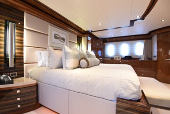 Mesmerize 26 2013 Hargrave 125 Raised Pilothouse