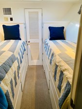 SERENITY 25 Crew Quarters