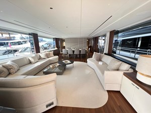 LEILANI 28 Princess Y95 Main Deck Saloon