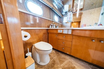 LONE STAR 32 Stbd Aft Queen Head