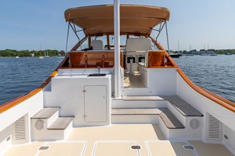 TARA JEANNE 13 TARA JEANNE, 2000 Morris Wolf Class 44: Cockpit Steps and Wetbar