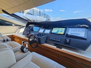HONEY BADGER 37 Helm Station