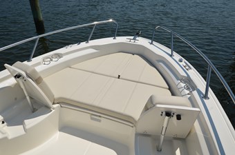Boston Whaler 250 20 Bow Area