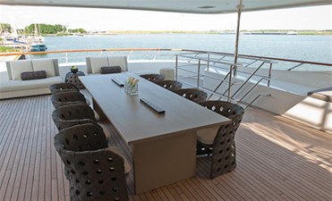 LATITUDE 12 Outside dining