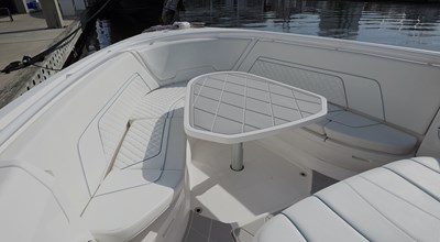 TALAN'T SHOW 10 Intrepid 40' 2021  Bow Lounge