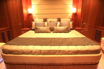 JOHNSON 80' SKYLOUNGE W/HYDRAULIC PLATFORM  4 Master stateroom