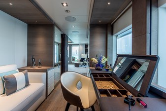 MAJESTY 175 15 MAJESTY 175 - Owner's Settee