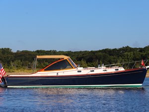 ZIG ZIG 17 Starboard Beam off the Beach