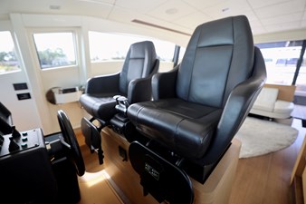 My Way 27 72 PERSHING 2009 HELM SEATS 2