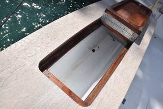 LOW BIDDER X  27 Transom livewell or fishbox  