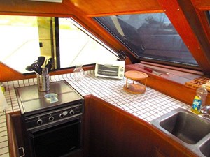 1989 Ocean Alexander 42 Sedan 19 20