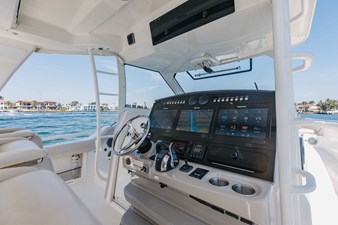 Boston Whaler 420 Outrage 37 
