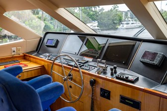 TOP SHELF 12 Enclosed Bridge, Helm