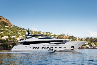 DREAMLINE 35 0 DL35 SISTERSHIP AT ANCHOR