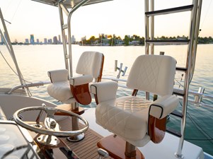 VENTURA 17 Release Helm Chairs    