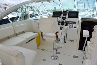 RAHITI 10 Helm Deck with Air Conditioning  