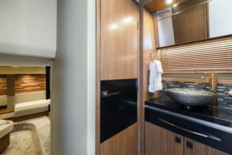 - 40 41_2018 59ft Sea Ray L590 Flybridge