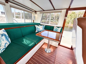 LITTLE LADY 48 Pilothouse Watch Berth