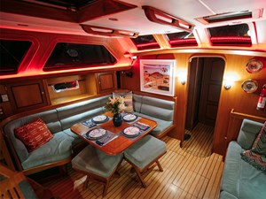 FREE RANGE 5 FREE RANGE 2008 Hylas 54, Saloon Fwd (Night Lighting)