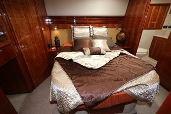 - 19 58-2004-Riviera-Enclosed-Flybridge-19