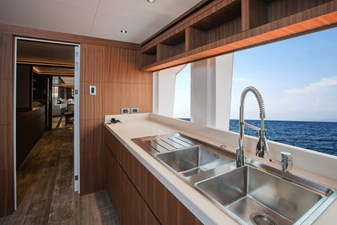 #6 MAJESTY 140 10 10Majesty 140 - Galley (2)