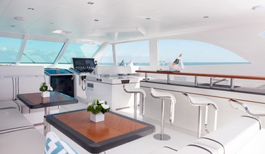 Horizon RP110  7 Horizon RP110 open flybridge with settee and bar stools. 