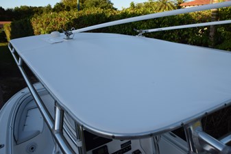 Contender 22 Sport 24 Clean Top with Surrounding Grab Rail Edge   