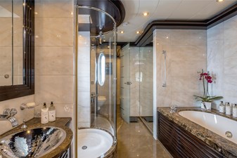 DREAM 17 VIP bathroom