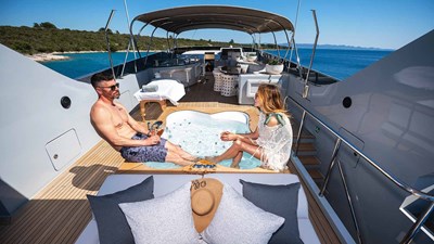 ANAVI 14 ANAVI Sundeck Jacuzzi