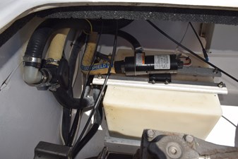 RAMPAGE 61 Holding tank outboard of starboard motor
