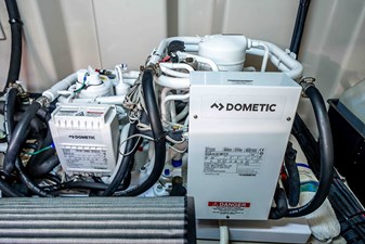 RECON ROYALE 50 Engine room
