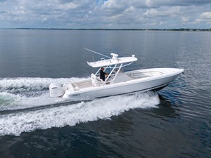 Intrepid 327 Center Console 3 32' Intrepid _ Drone-4