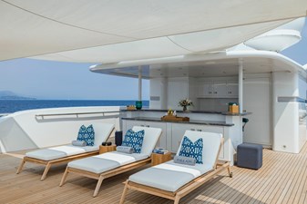 DREAM 32 Sun deck with bar