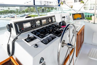 CAVALIER 41  Flybridge Helm