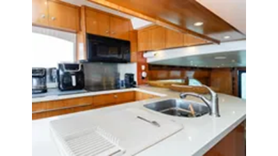 2007 Hatteras 64 Motor Yacht  26 