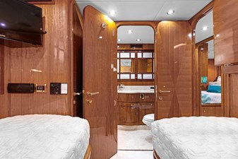 OSSUM DREAM 33 Port Side Guest Twin  