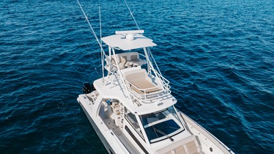 Boston Whaler 420 Outrage 5 