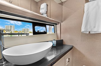 LUCKY ONE 25 Master head port fwd