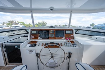 SUPERSTAR 38 FLYBRIDGE / HELM