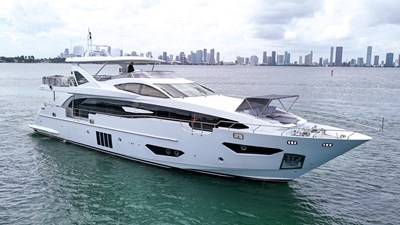 95 Raised Pilothouse 5 95' Azimut _ Drone-5