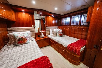 SOUTHERN BELLE 34 Port Side Twin Cabin
