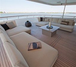 LATITUDE 13 Outside seating