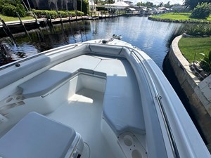 2010 Boston Whaler 220 Outrage 10 
