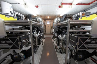 JOHNSON 110 FLYBRIDGE  16 Engine room