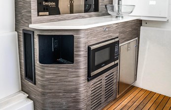 2018 Everglades 435 Center Console 37 