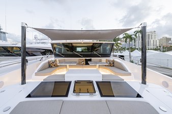 Horizon FD90  8 Bow with sun shades and u shape seating.